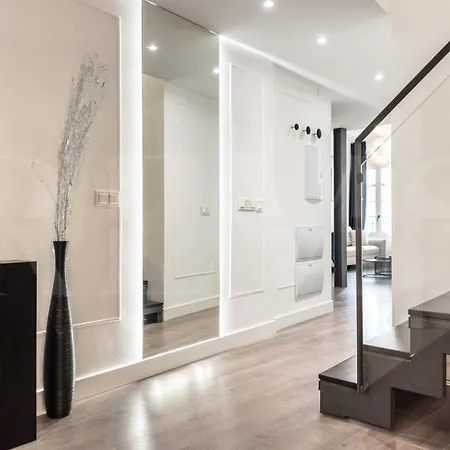 Contemporary Luxe Duplex In The Heart Of By Rems アパート