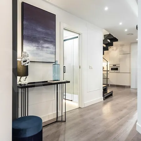 Contemporary Luxe Duplex In The Heart Of By Rems アパート *